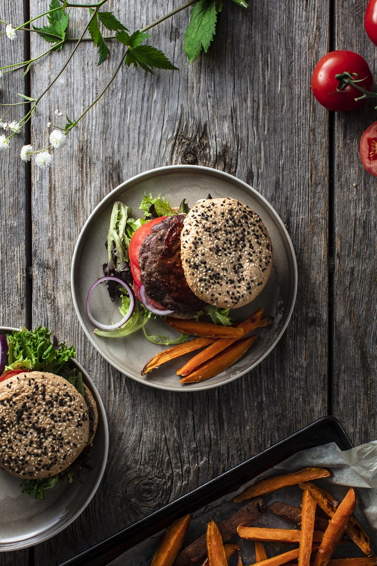 Homestyleburgere med pastinakk- og søtpotetfries,  västerbottensost og barbecuesaus 