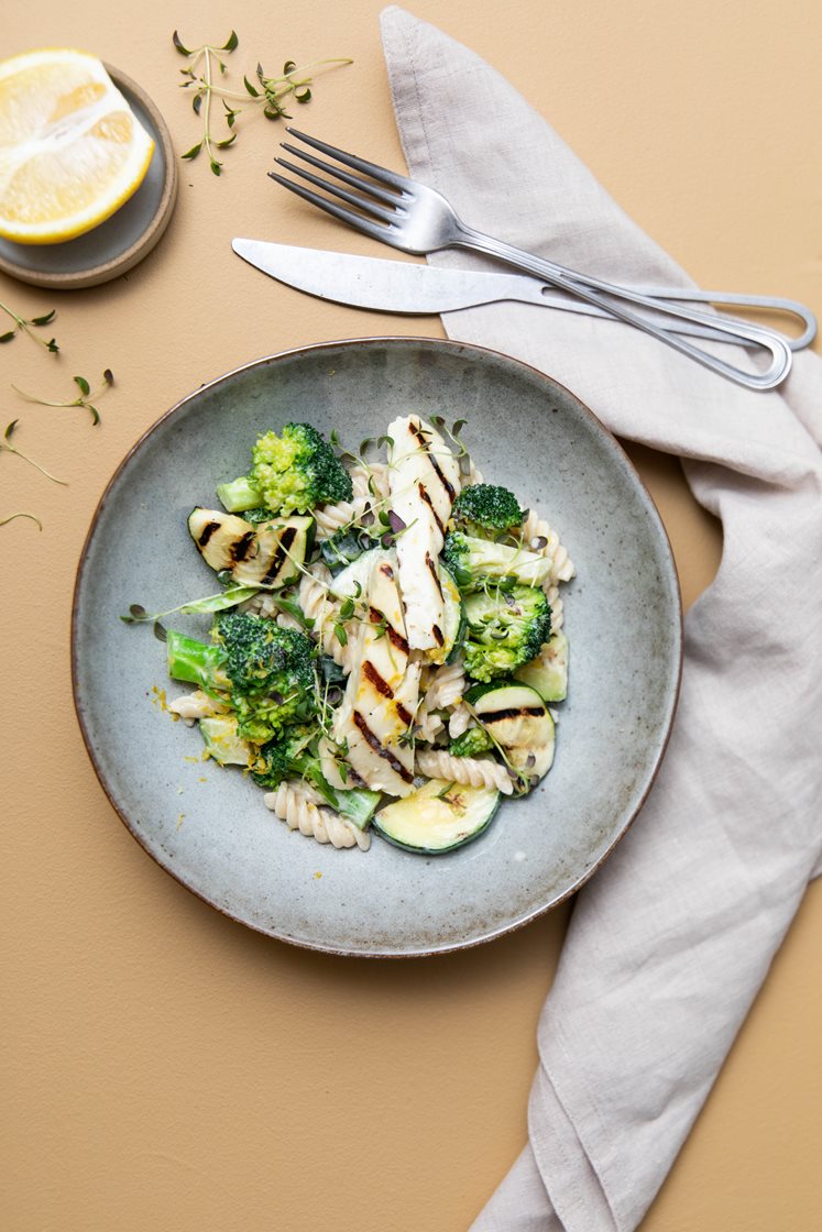 Linsepasta med grillost, broccoli og squash