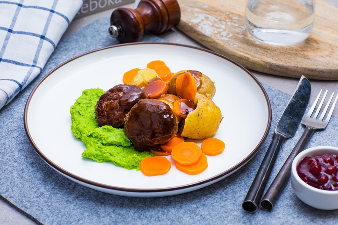 Hjemmelagde kjøttkaker i brun saus med poteter, ertestuing og tyttebær
