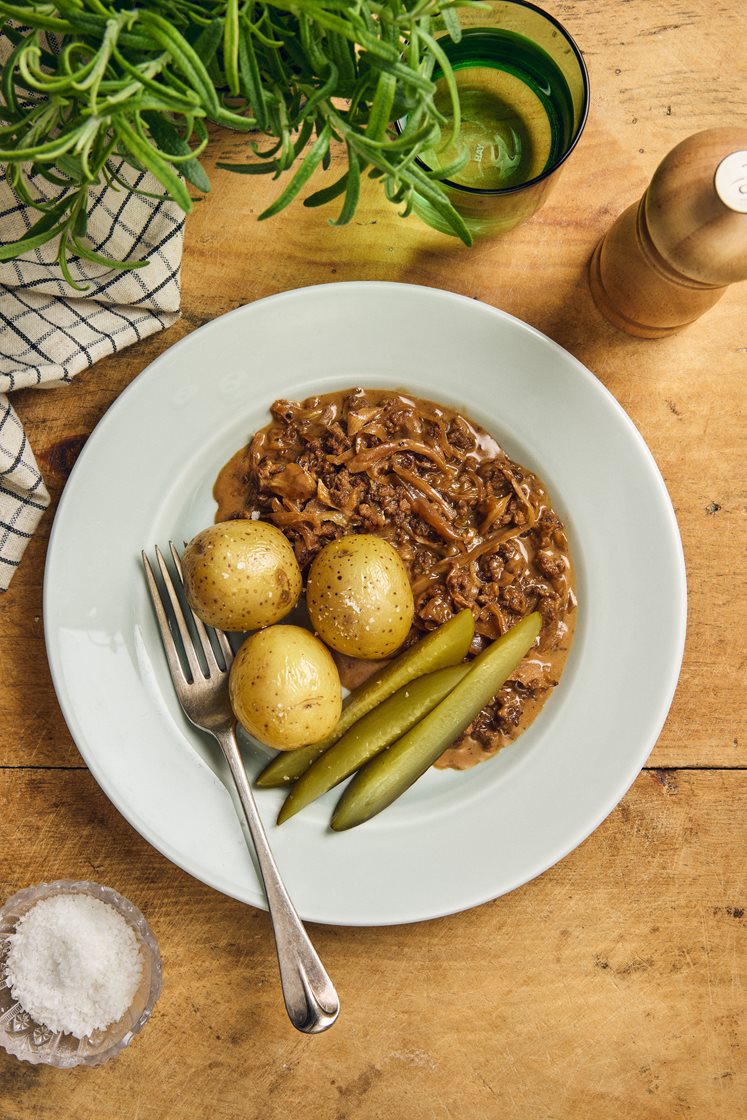Kålmaja med kokt potatis och saltgurka