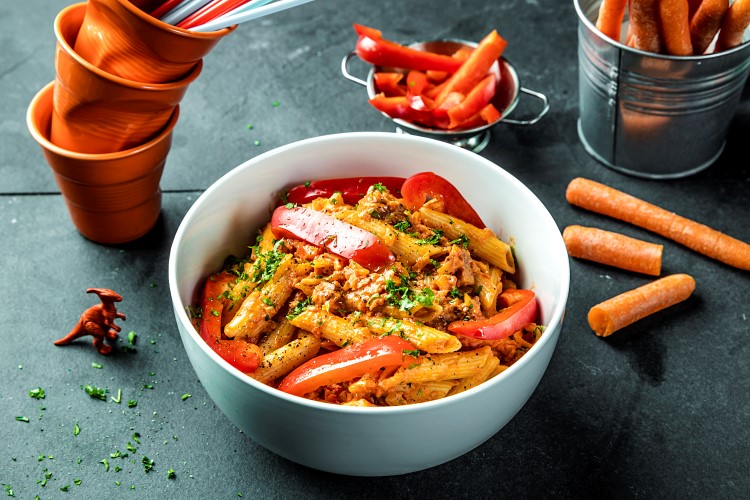 Pasta med bacon og tomatsaus