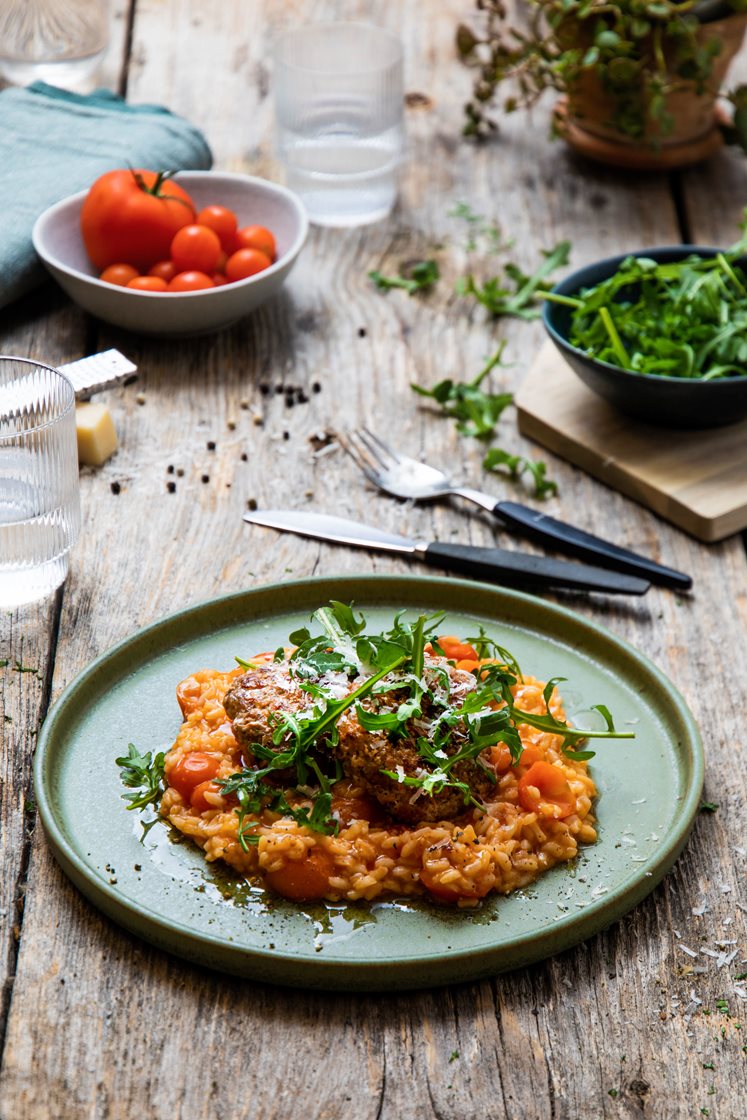 Tomatrisotto med salsicciakarbonader, ruccola og Grana Padano