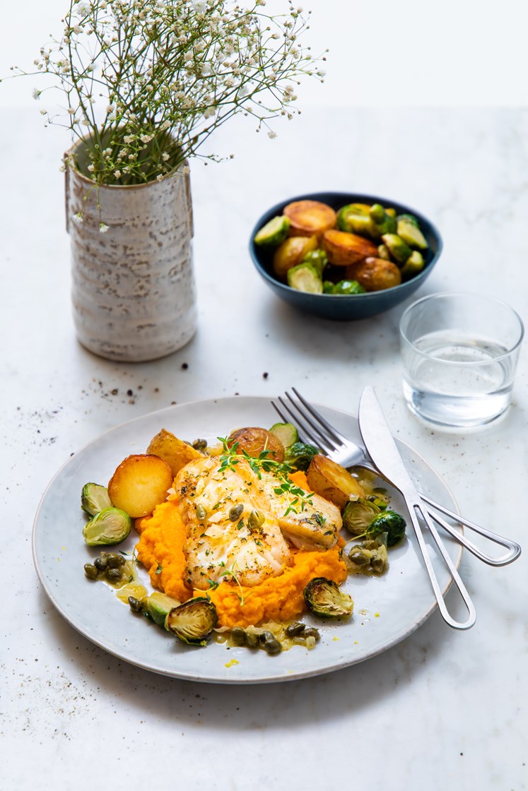 Timian- og sitronstekt torskefilet med gulrotpuré, kapers- og løksmør og ovnsbakte poteter og rosenkål