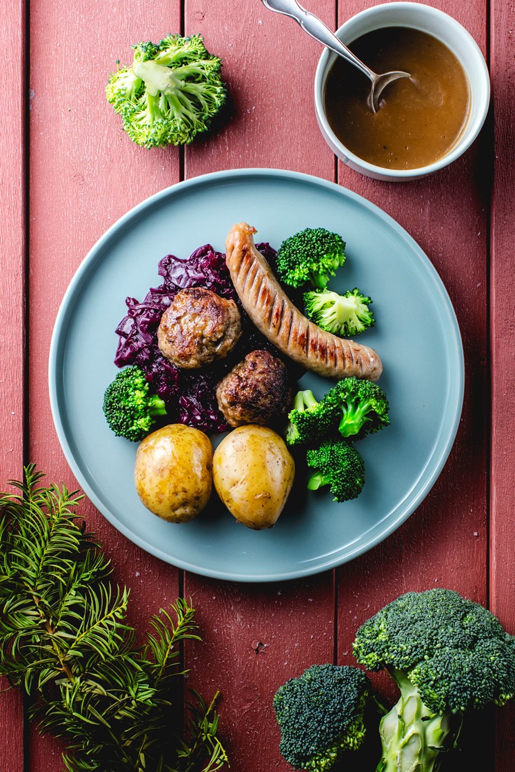 Julepølser og medisterkaker med rødkål, brokkoli, poteter og brun saus