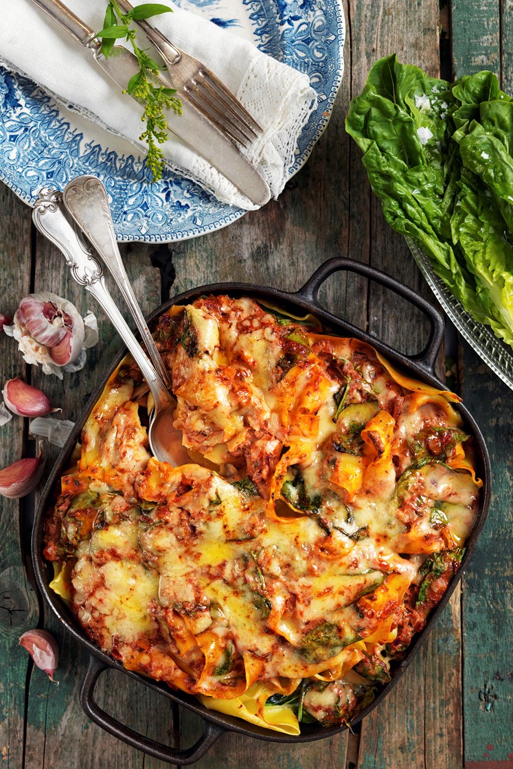 Tomat- och paprikadoftande pastagratäng med spenat och färskost