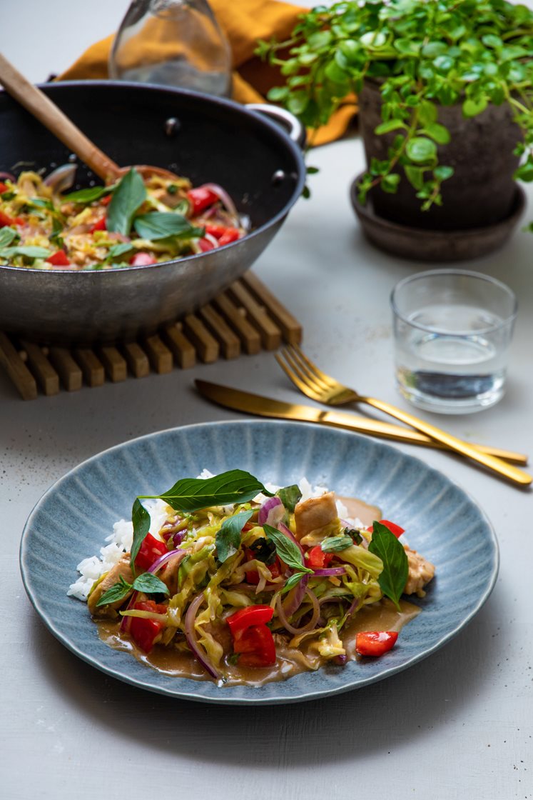 Kyllingwok med ingefærsaus, kokosmelk og koriander