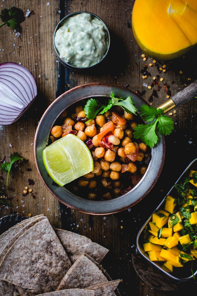 Quesadillas med mango- og koriandersalat, tomatstekte kikerter og avokadokrem