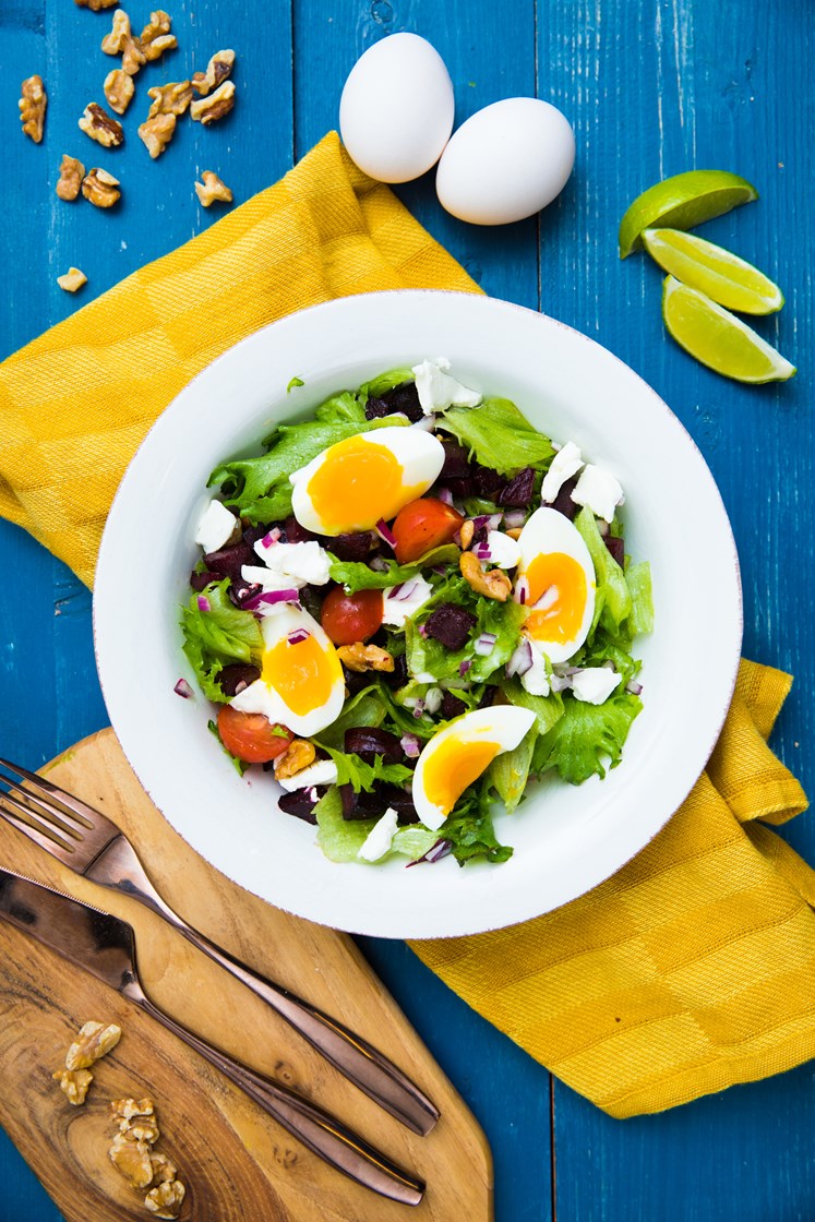 Frisk rødbetesalat med chèvre, valnøtter og egg 