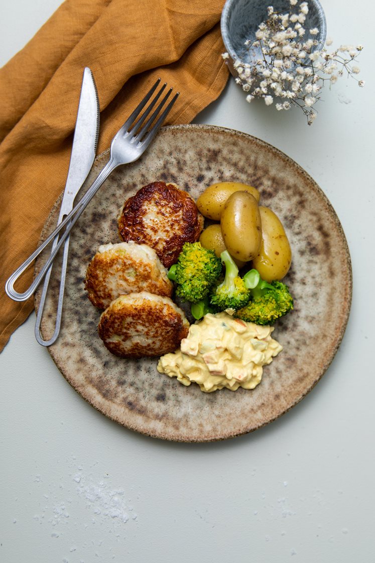 Fiskefrikadeller med remoulade, kartofler og broccoli