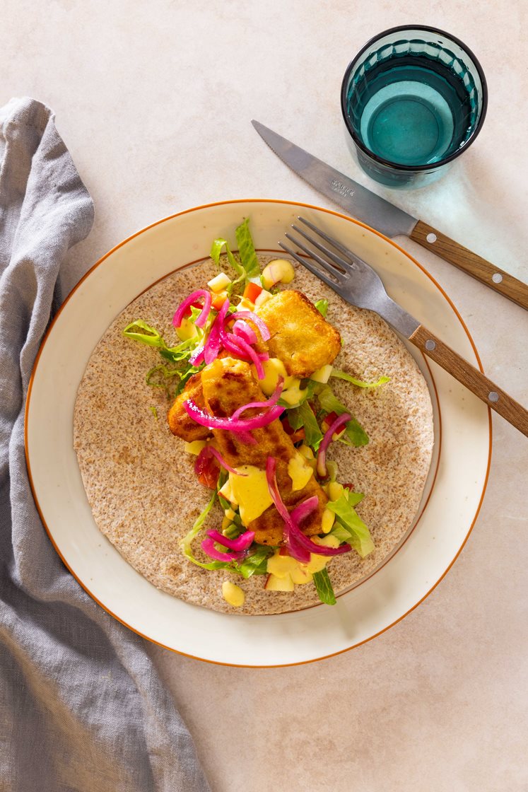 Wraps med tempurapanert sei, friske grønnsaker og curry- og mangodressing