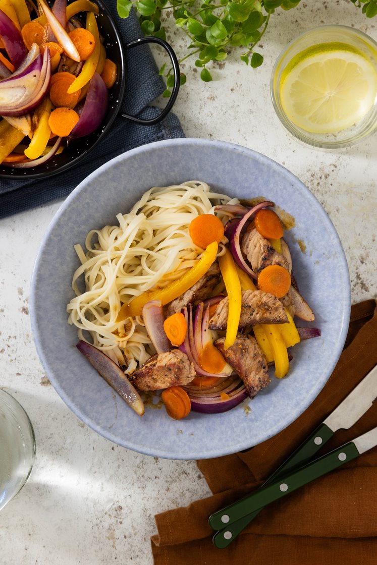 Biff Chop Suey med paprika, gulrøtter og nudler 