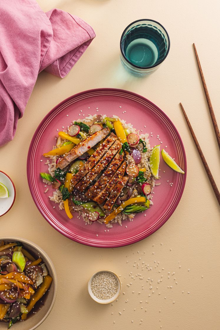 Svinekam med teriyakistekt pak choy og reddiker med fullkornsris 