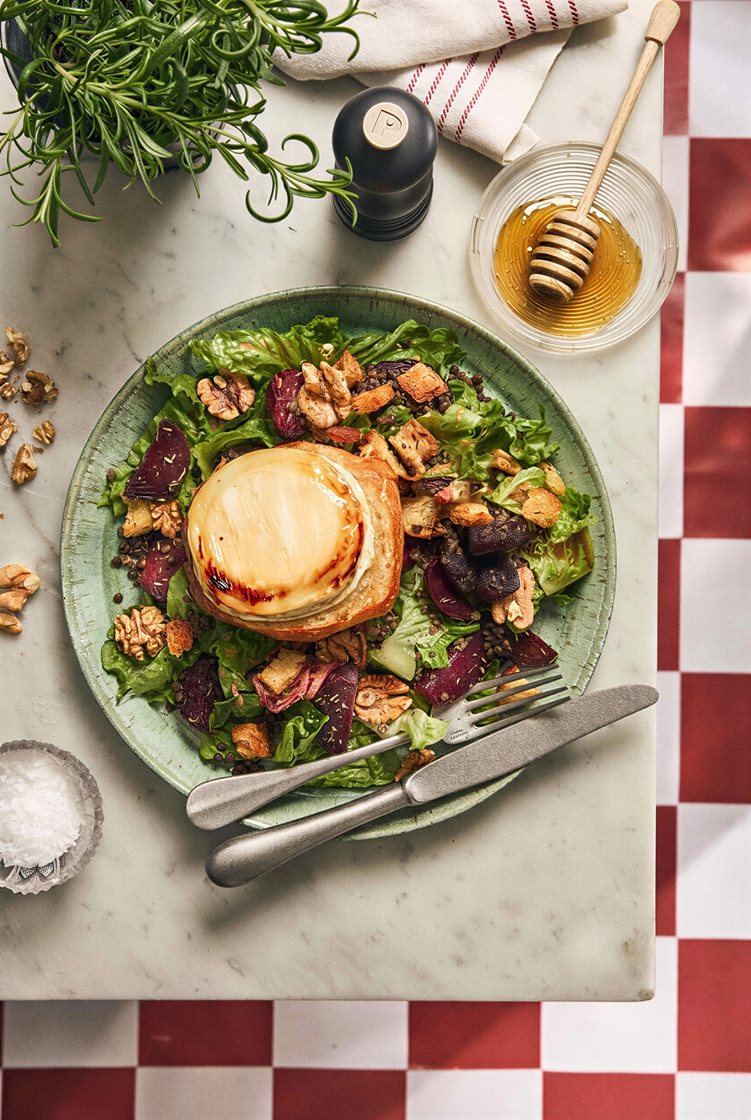 Salade de Chèvre Chaud med rödbetor och valnötter