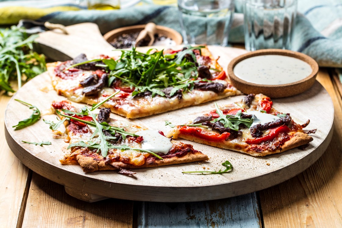 Pizza med storfekjøtt og revet mozzarella