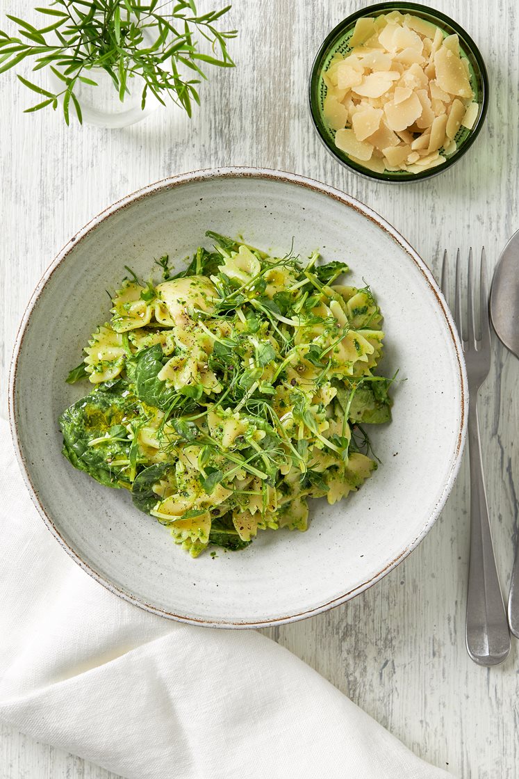 Grön sommarpasta med fänkål, getost och ärtskott