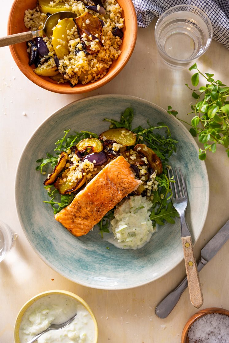 Bakt laksefilet med bulgur- og betesalat og epledressing 