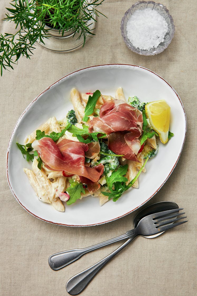 Krämig ricottapasta med broccoli, ruccola och prosciutto