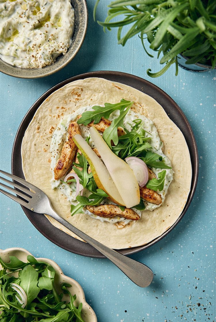 Medelhavsinspirerad kyckling i tortillabröd med päron och tzatziki