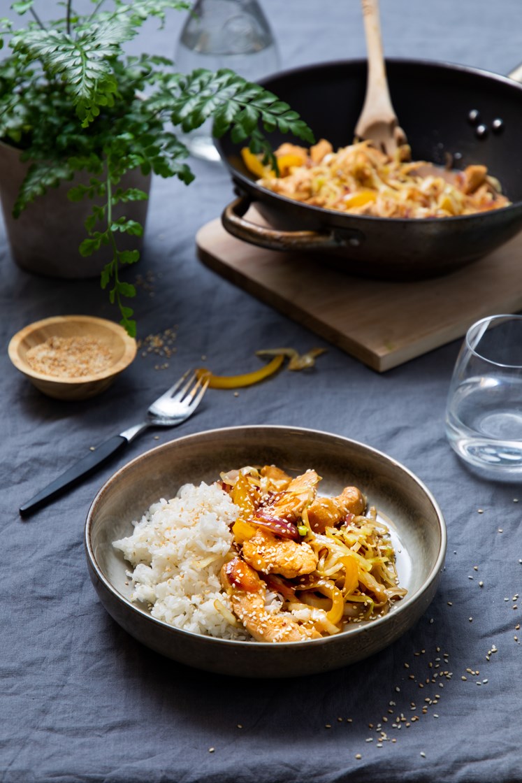 Kyllingwok med teriyakisaus, kokosmelk, sesamfrø og jasminris