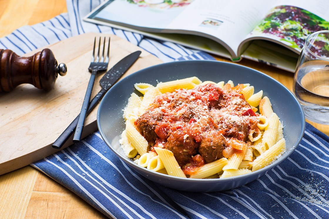 Pasta med kjøttboller i tomatsaus
