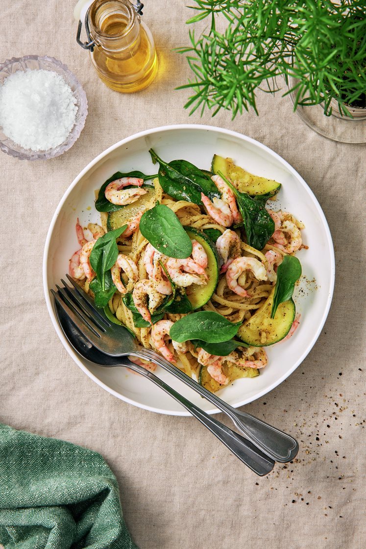 Pasta pesto med räkor och vitlöksstekt zucchini