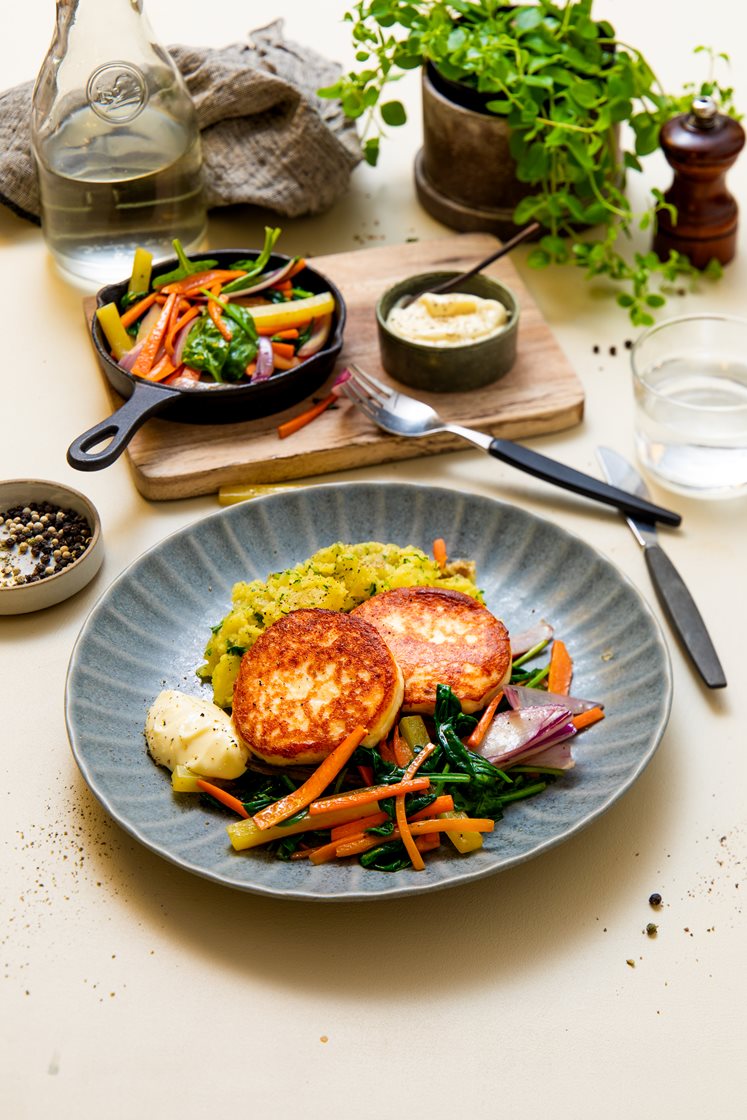 Lofotburger med torsk og sei, urtepoteter, stekte grønnsaker og aioli