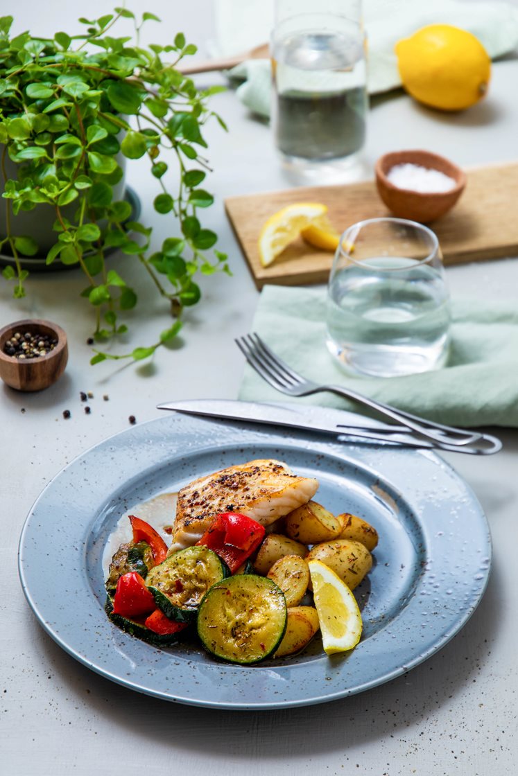 Pannestekt torskefilet med ovnsgrillede grønnsaker og syrlig sjy