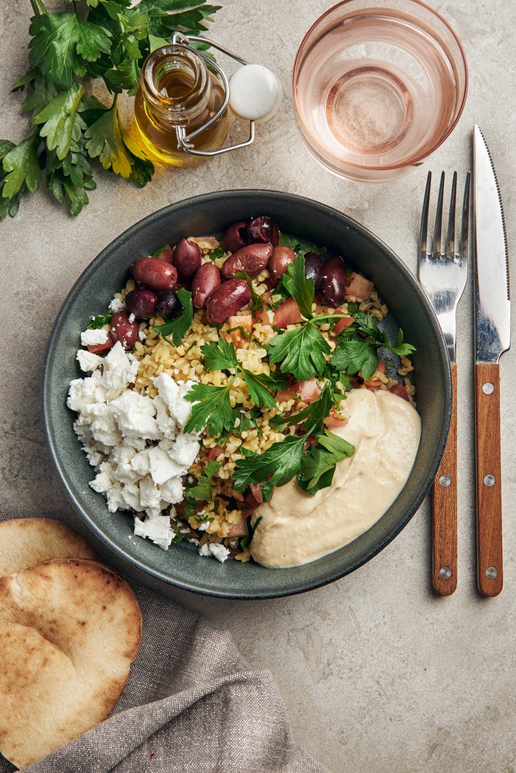 Snabb medelhavstallrik med tabbouleh, hummus, fetaost och pitabröd