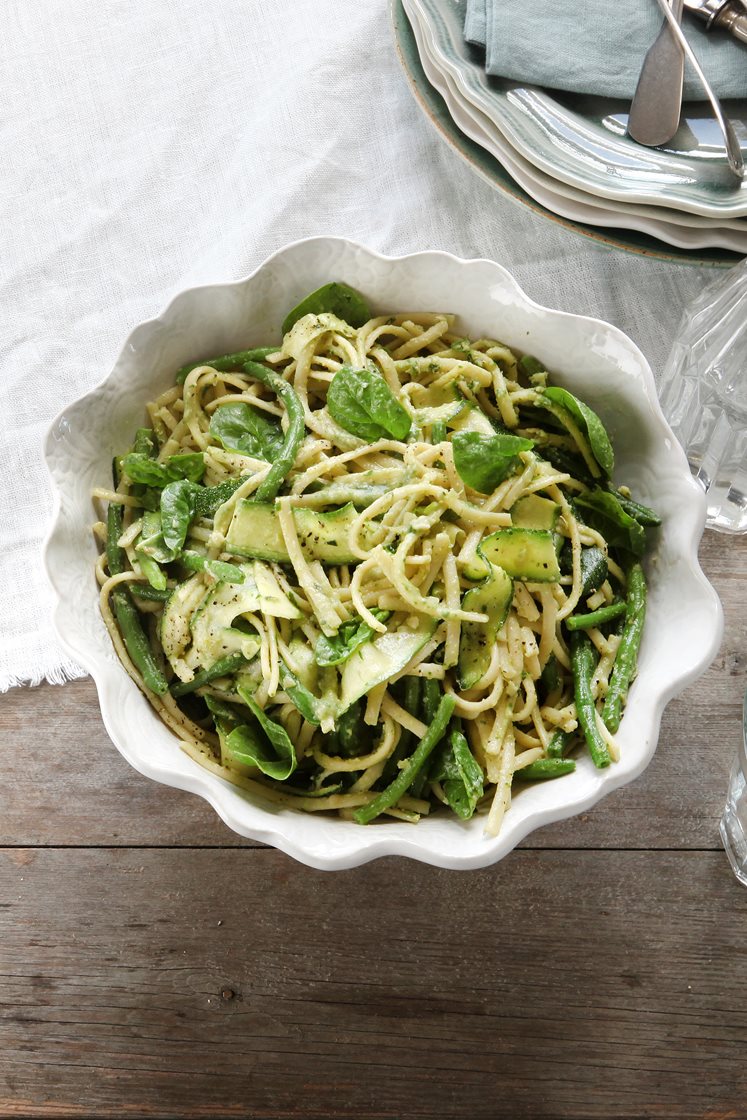 Pasta och zucchini med krämig hasselnöt- och bönpesto 