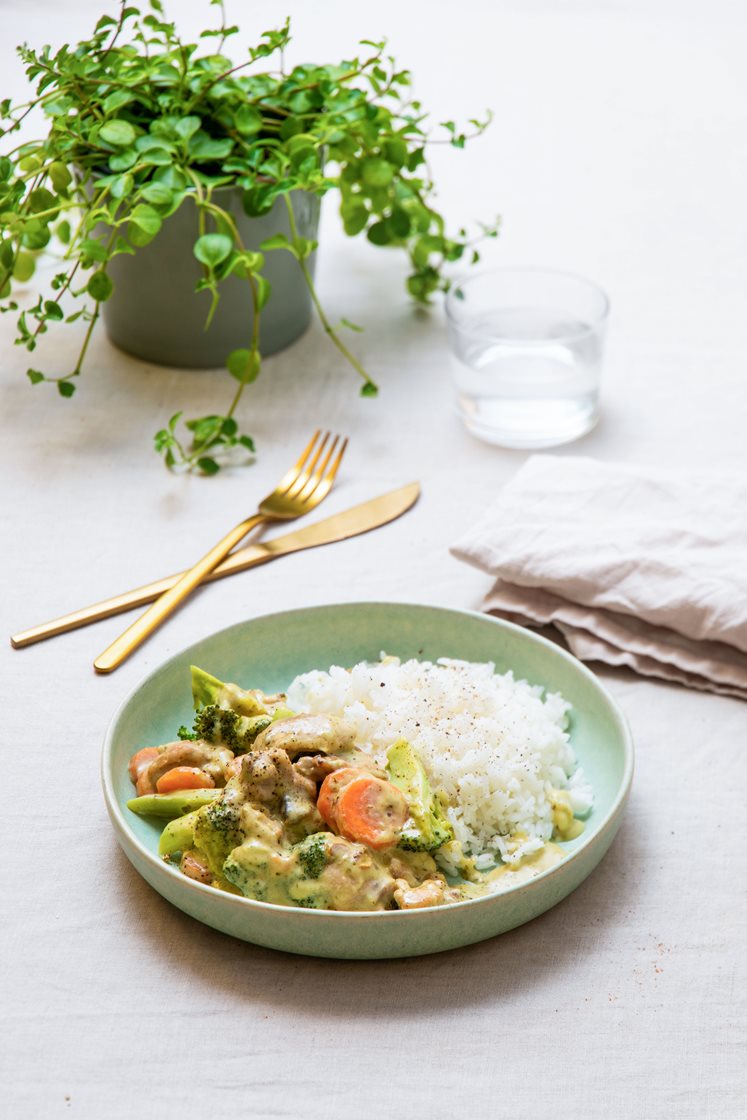 Grønn kyllingcurry med brokkoli og gulrøtter, servert med jasminris