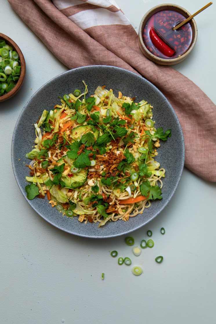 Nudelsalat med spicy dressing og peanuts