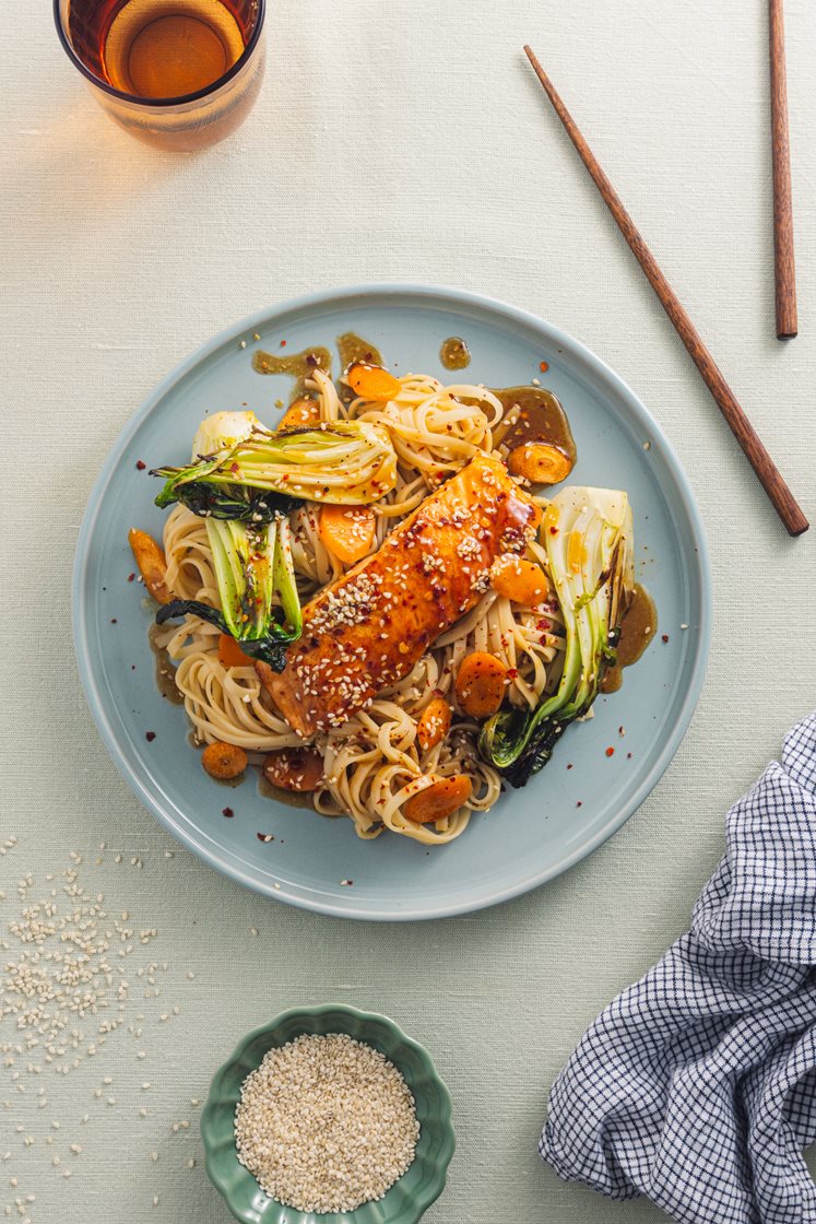 Teriyakistekt laks med pak choy, gulrot og nudler