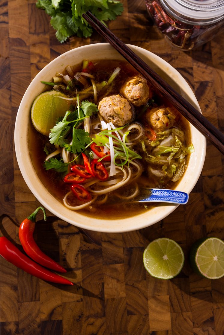 Pho - Vietnamesisk nudelsuppe med svin- og tofuboller, ingefær og koriander