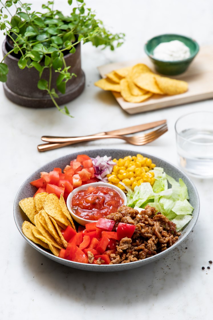 Tacosalat av svinekjøtt med friske grønnsaker, tomatsalsa og nachochips -  Adams Matkasse
