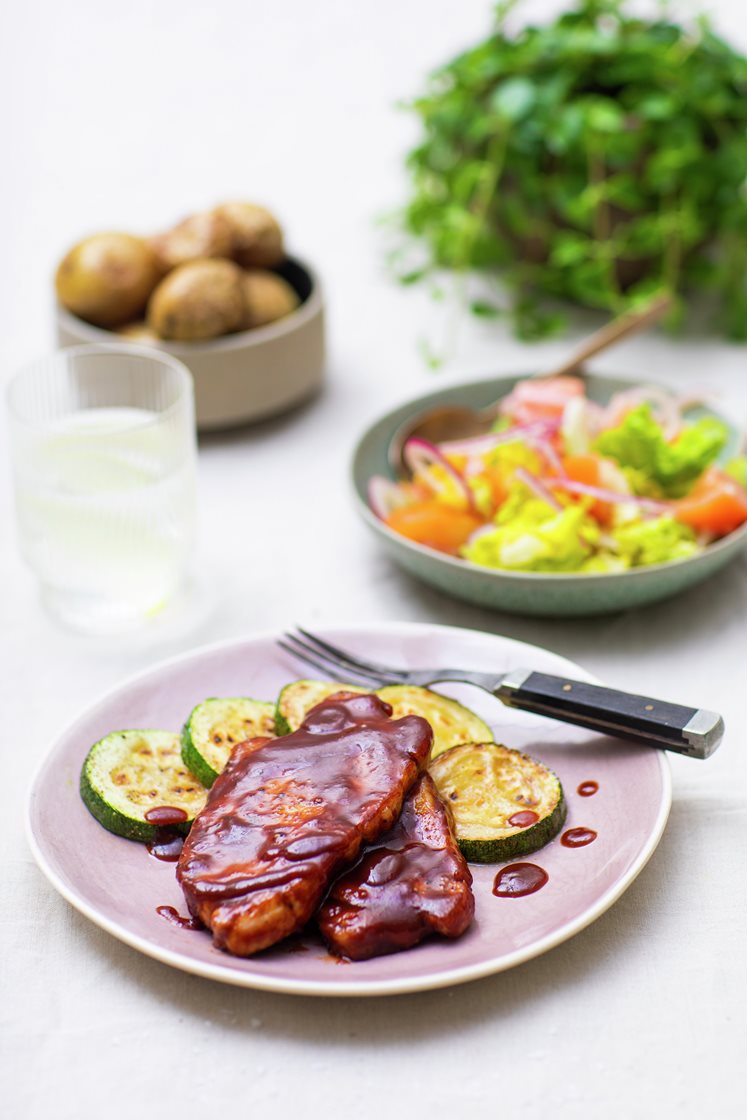 Barbecueglaserte svineskiver med krydderpoteter og blandet salat med sennepsvinaigrette