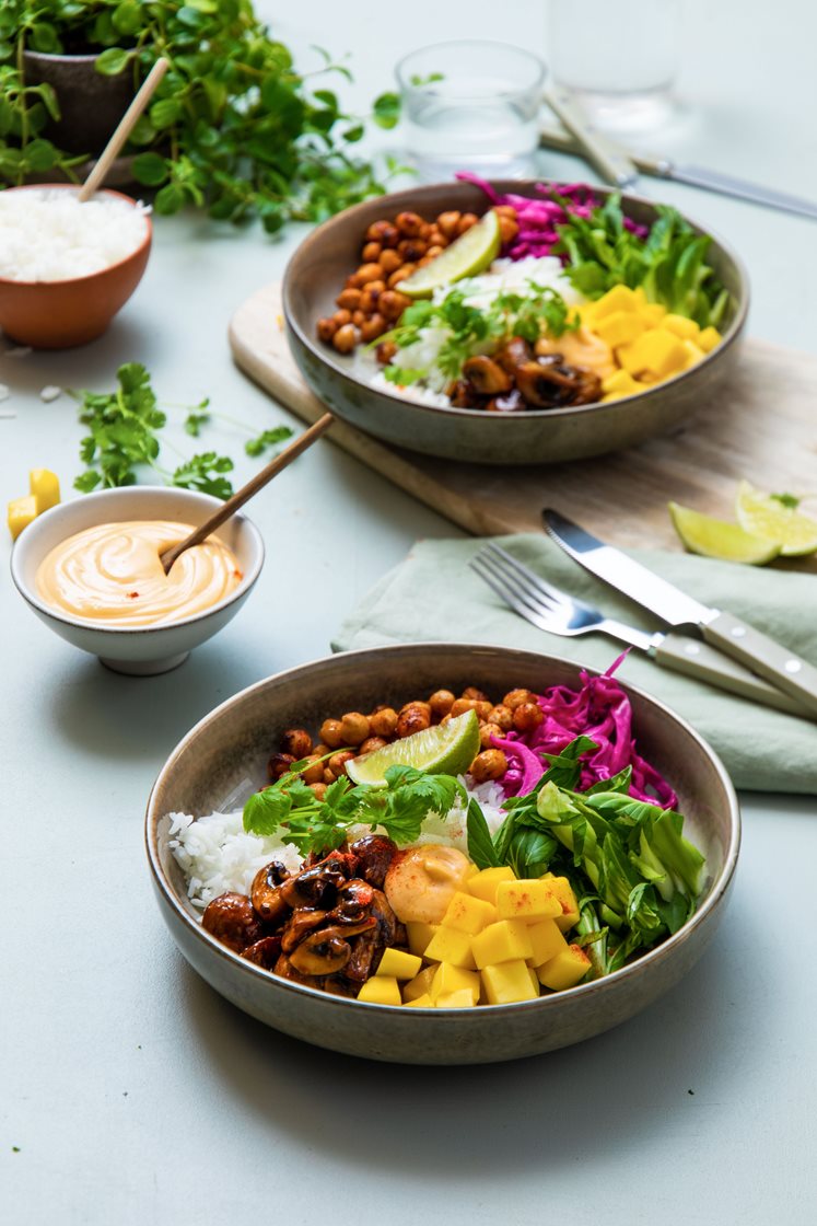 Grøntsagsbowl med teriyakisvampe, krydderbagte kikærter, ris, mango og chilimayonnaise