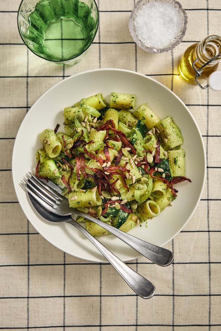 Pasta med ruccolapesto, grönsaker och knaprig kalkonbacon