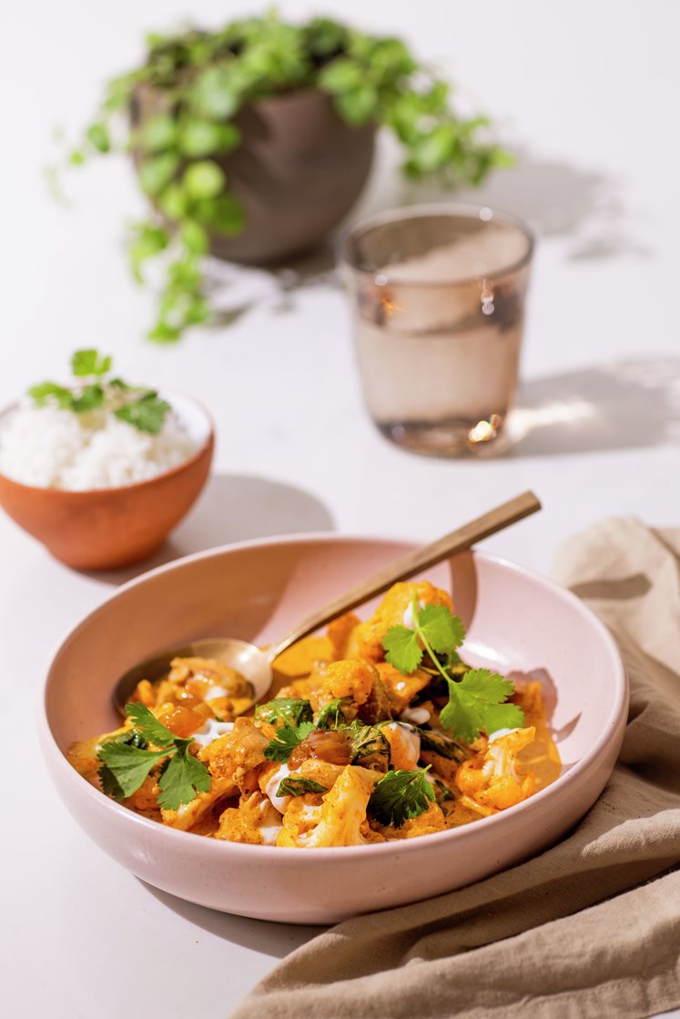 Butter chicken med spinat og blomkål, servert med basmatiris og mangochutney