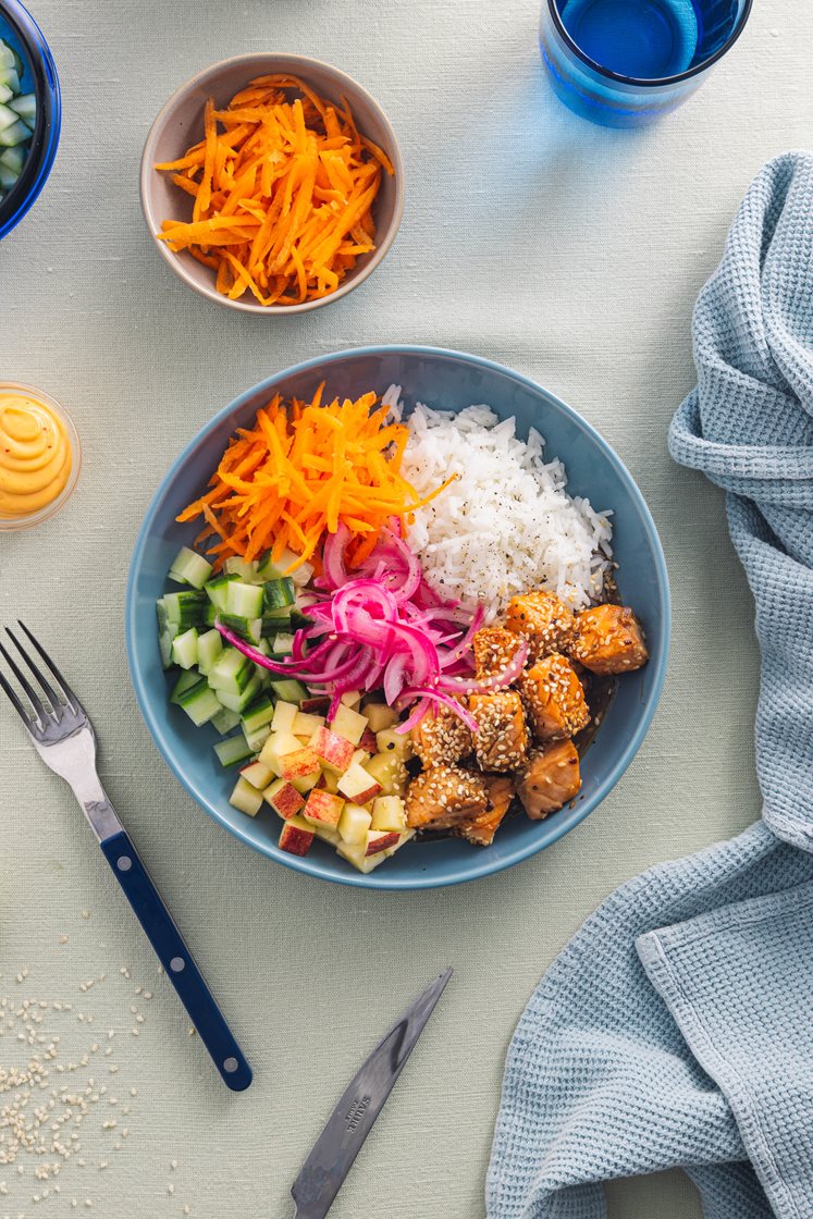 Laksepoke med ris, agurk, syltet rødløk og teriyakidressing, toppet med chilimajones