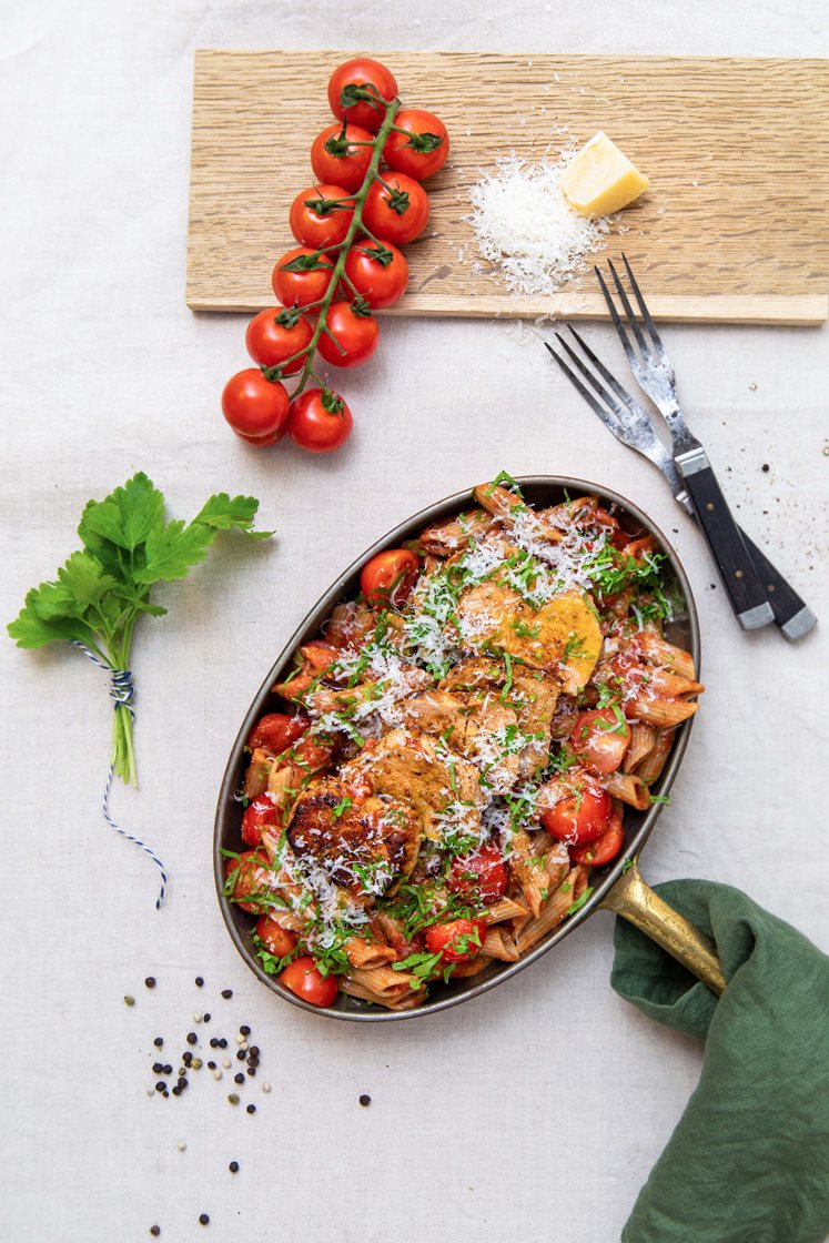 Sitruskrydret svinefilet med pasta arrabiata, cherrytomater og bladpersille