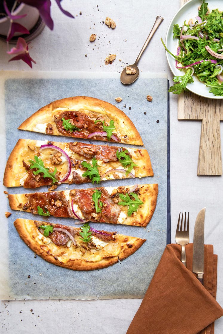 Hvit chevrepizza med honningglasert bacon, valnøtter og ruccolasalat