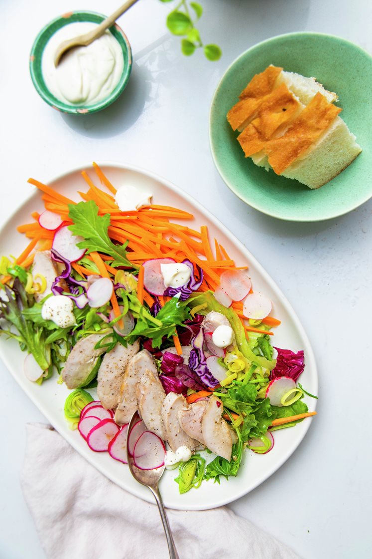 Salat med røget kyllingebryst og italiensk focaccia