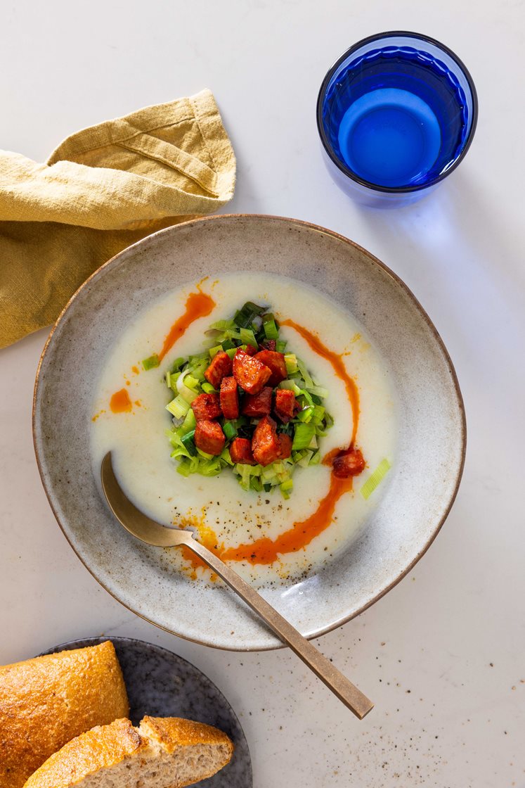 MAD TIL 2 DAGE - Blomkålssuppe med chorizo, porre og croutoner