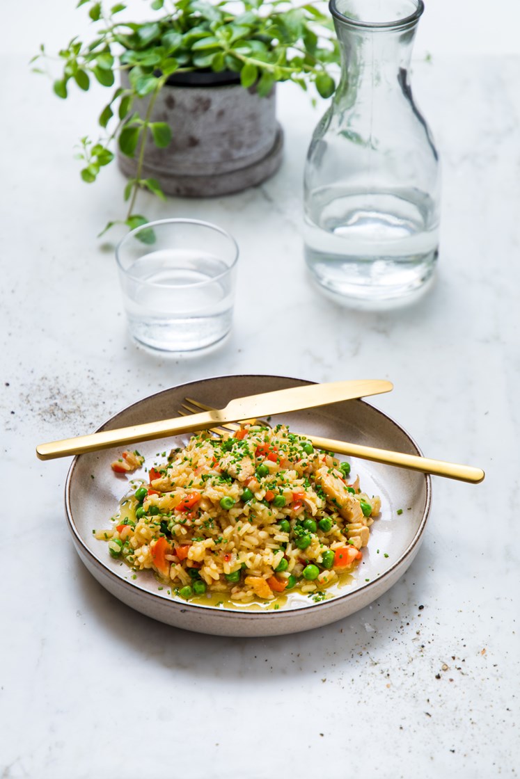Spicy paella med kylling, erter, paprika, karri og gressløk 