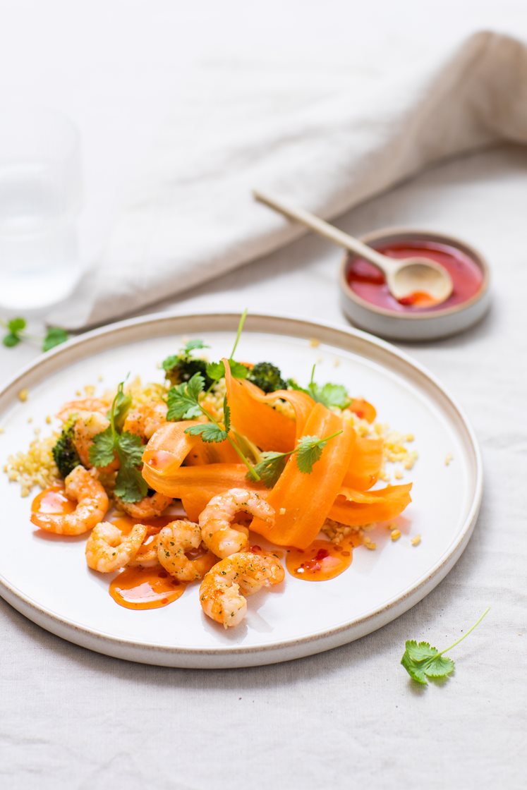 Krydderstekt scampi med bakt brokkoli- og bulgursalat, marinerte gulrøtter og sweet chili-saus