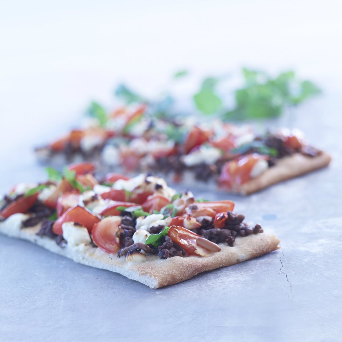 Tyrkisk pizza med krydret oksekød og salatost