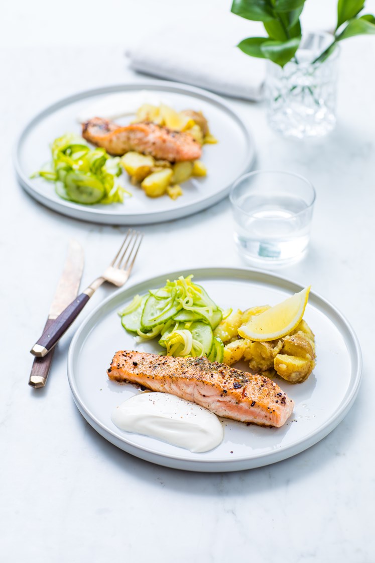 Krydderstekt laks med knuste poteter og agurksalat