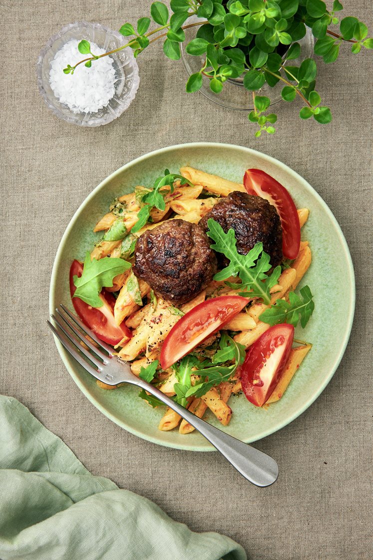 Köttfärsbiffar express med krämig pastasallad