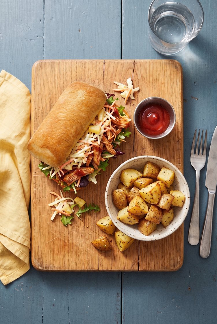 Pulled chickensandwich med ananas-coleslaw og ovnbagte kartofler