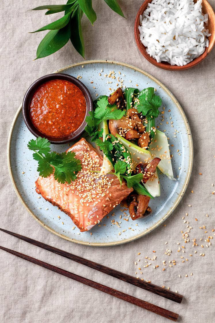 Sojainkokt lax med chilistekt pak choy, svamp och sesamdressing